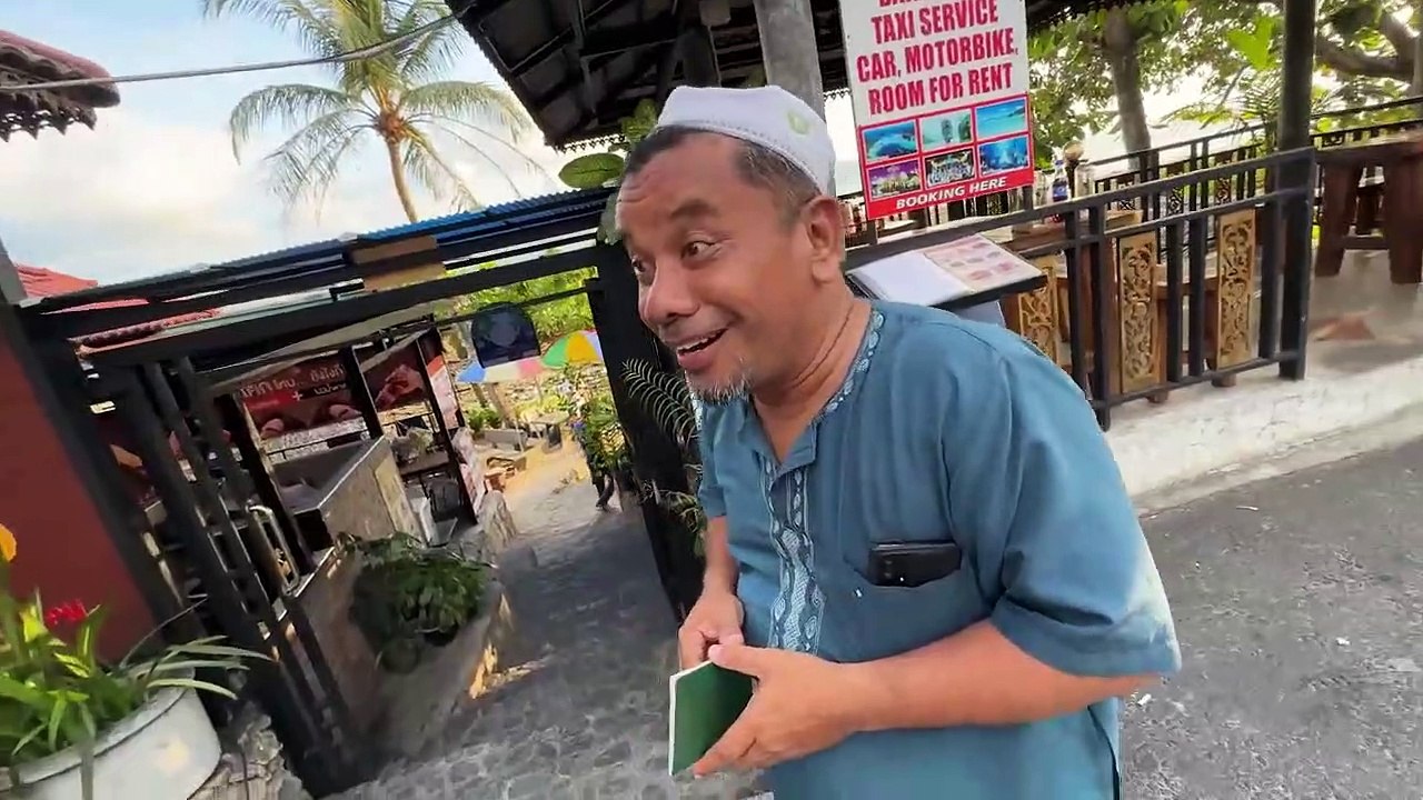 Scooter Par Poora Thailand Phuket Ghume  - Parasailing At The Beach  | DUCKY BHAI