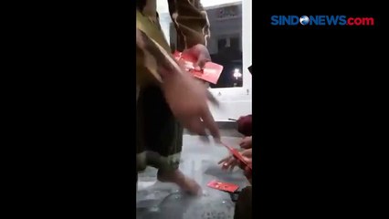 Beredar Video Bagi-Bagi Amplop Bergambar Politikus PDIP di Sumenep, Ternyata Zakat Mal