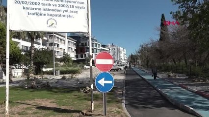 ÇÖKME YAŞANDIĞI İÇİN KAPATILAN YOL, 'OTOPARK' OLDU