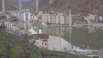Yusufeli'nde baraj suları terk edilen binalara girdi