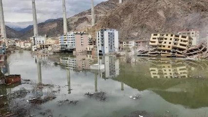Artvin Yusufeli'nde baraj suları terk edilen binalara girdi