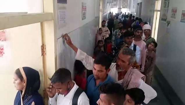 इलाज...इमरजेंसी: घंटों तक जमीन पर बैठ इलाज का इंतजार!