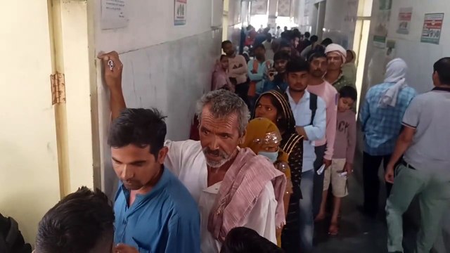 इलाज...इमरजेंसी: घंटों तक जमीन पर बैठ इलाज का इंतजार!