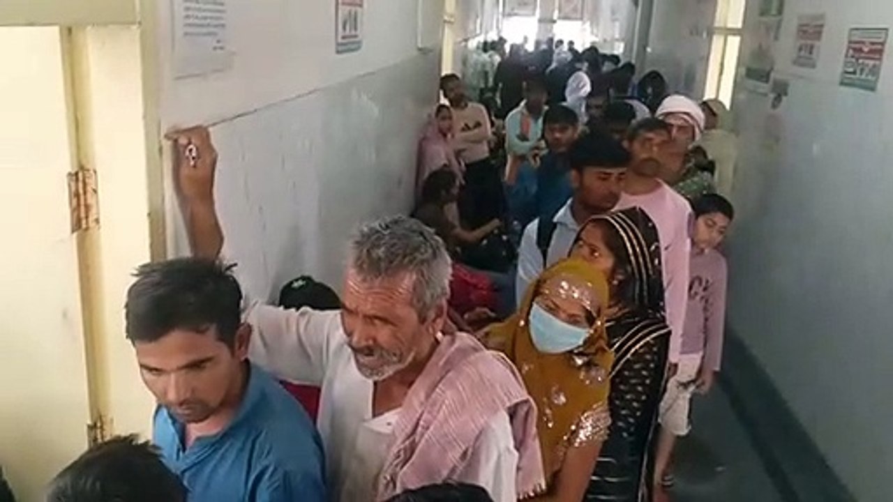 इलाज...इमरजेंसी: घंटों तक जमीन पर बैठ इलाज का इंतजार!