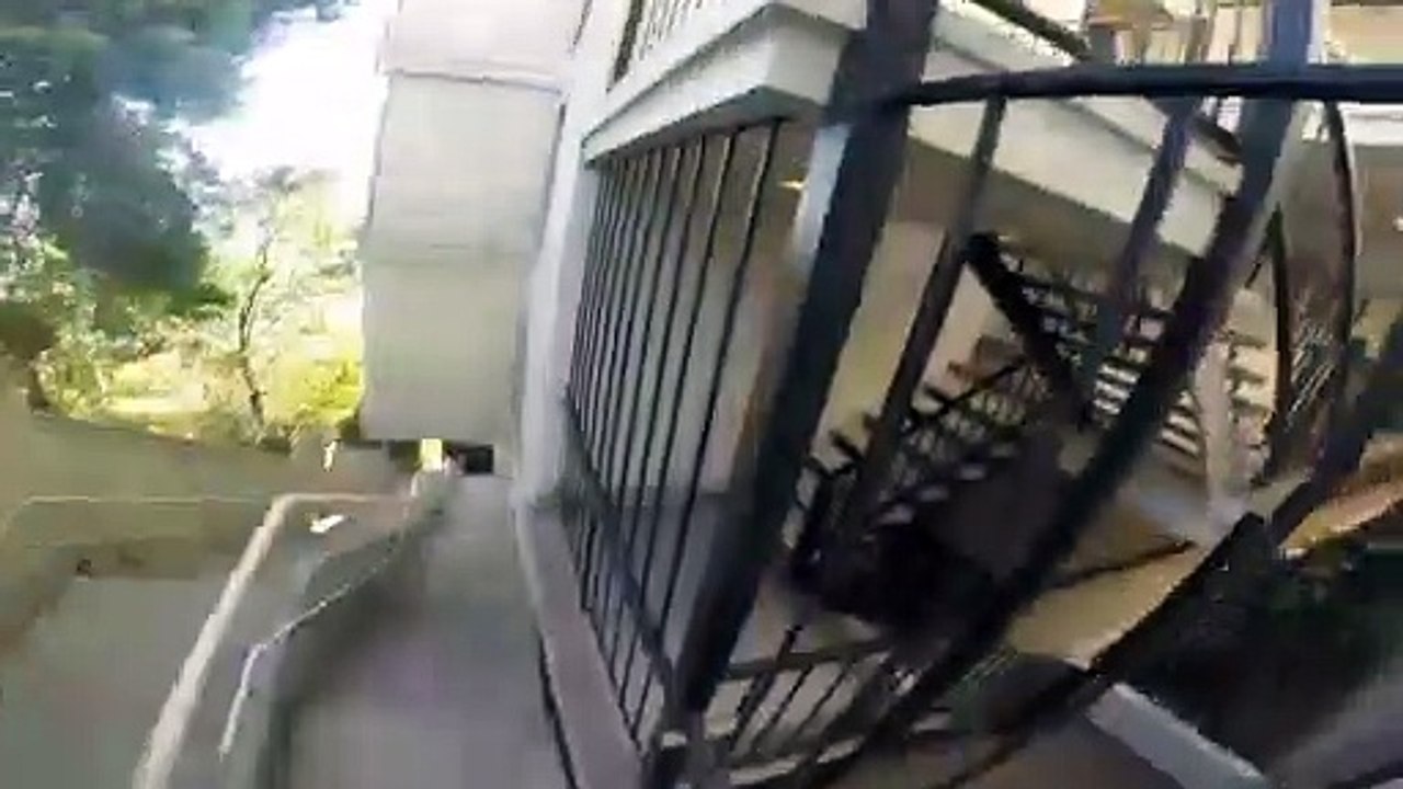 Ce dingue plonge du 5eme étage d'un hôtel dans une piscine