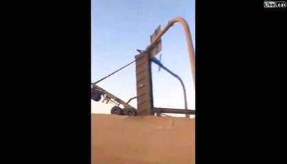 On se demande bien comment ce camion a pu se retrouver comme ça