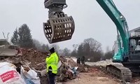 Quand une pelleteuse te vole ton bonnet