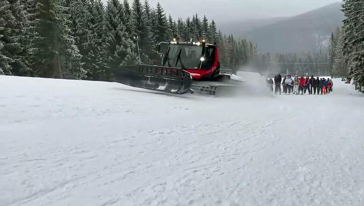 Pas de remontée mécanique... No problem, cette dameuse tire les skieurs