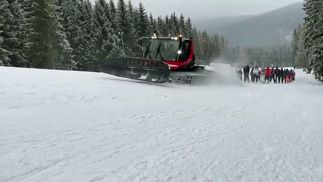 Pas de remontée mécanique... No problem, cette dameuse tire les skieurs