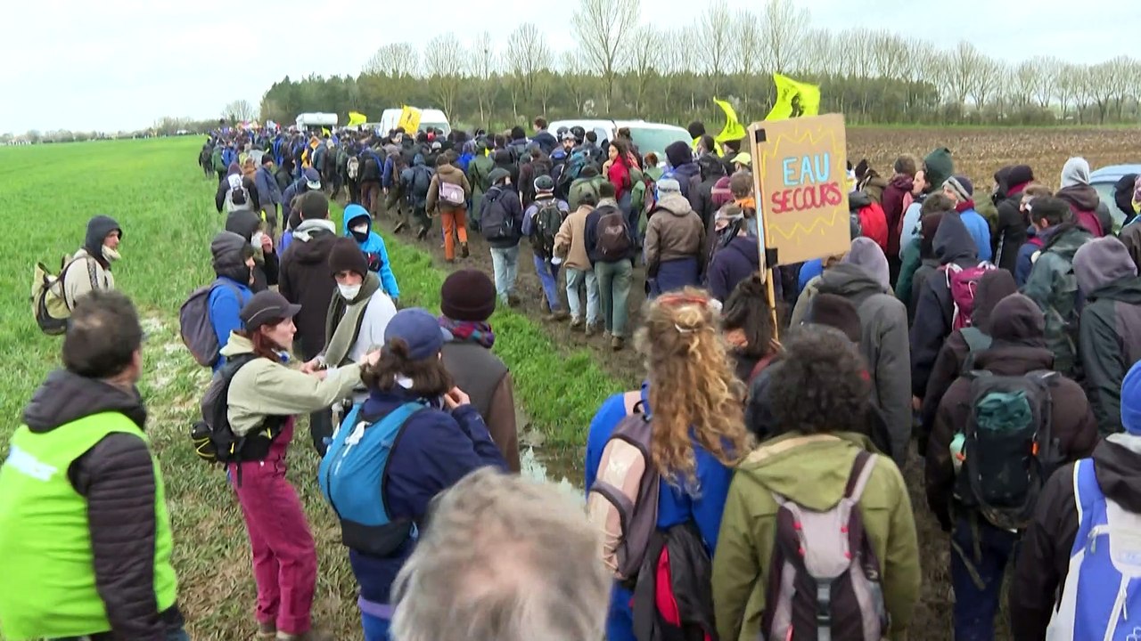 Sainte-Soline : violents affrontements entre manifestants et gendarmes