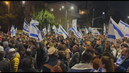 Tải video: Proteste davanti a casa Netanyahu contro la riforma giudiziaria