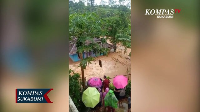 Banjir Bandang Terjang Satu Kecamatan Ribuan Ayam Terbawa Arus