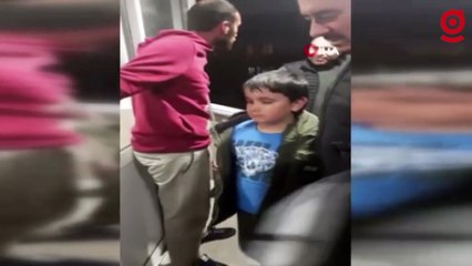 Kapıya siper oldu, cemaati camiye sokmadı: O anlar kamerada