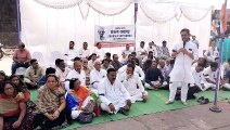 Congressmen resolved satyagraha by tying black band