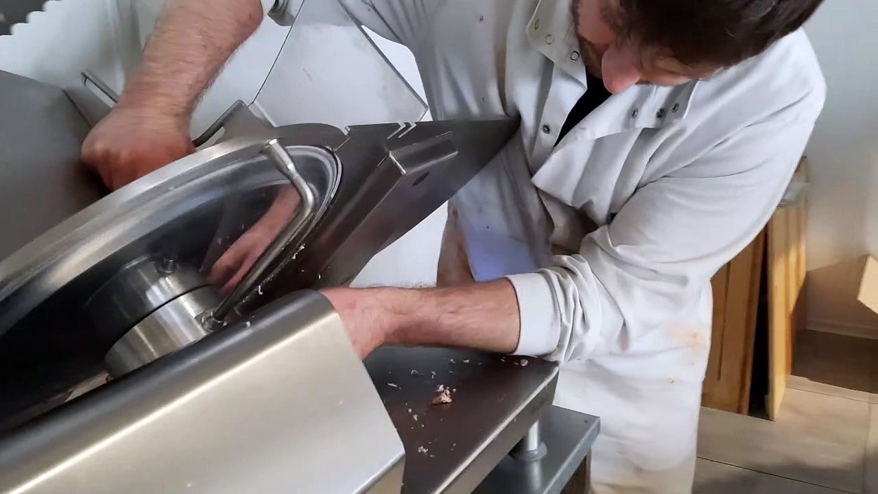 Journée internationale du saucisson : la Ferme Ivilloise est un des rares producteurs de saucissons artisanaux dans  l'Eure