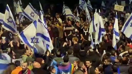 下载视频: Chaos in Israel: Massive Protests Erupt as Netanyahu Shakes Up Government