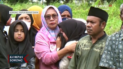 Keluarga Histeris Terima Jenazah Serda Riswar Ramli