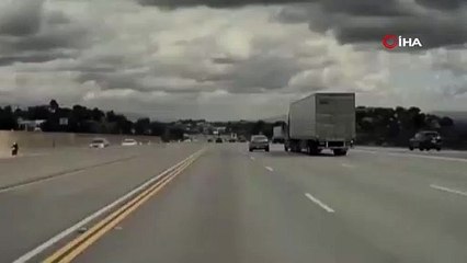 Korkunç kaza kamerada: Araçtan fırlayan tekerlek, diğer araca takla attırdı