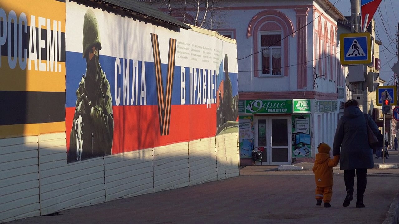 Russisches Kind malt kritische Zeichnung - Familie wird getrennt