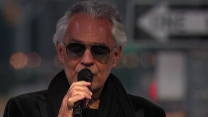 Folla in delirio per esibizione di Andrea Bocelli a Times Square
