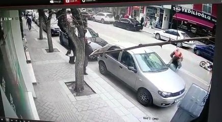 Motosikletini çalan hırsızı üstüne atlayarak yakaladı