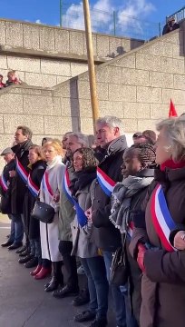 Les Insoumis accusent la police d'avoir chargé ce matin leurs députés qui portaient leurs écharpes tricolores à Romainville alors qu'ils venaient soutenir les éboueurs grévistes