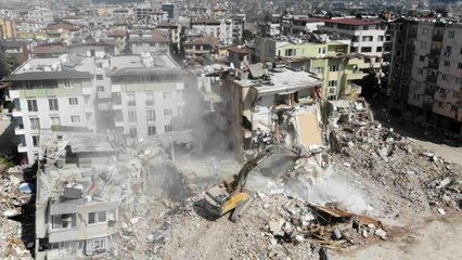 Hatay'da hasarlı binaların yıkımına devam ediliyor