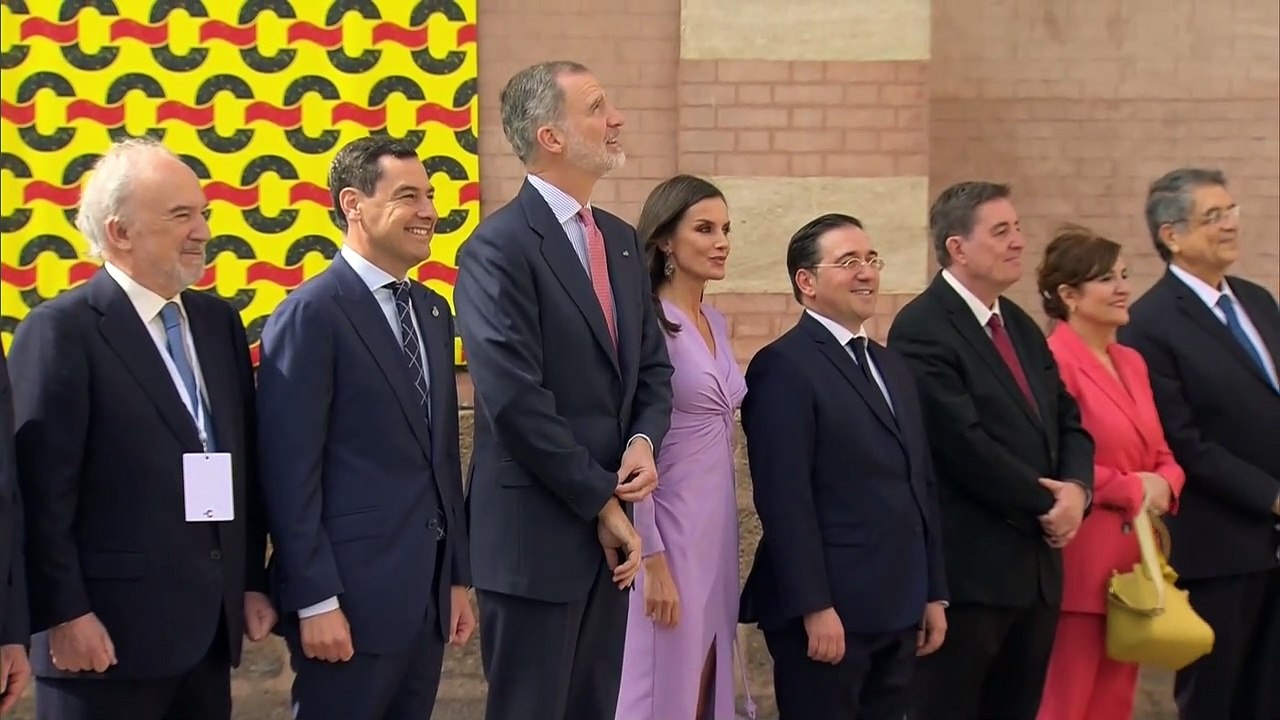 La Reina Letizia arrasa con un vestido lila 'made in Spain'