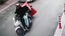 Motosikletini çalan hırsızı üzerine atlayıp yakaladı