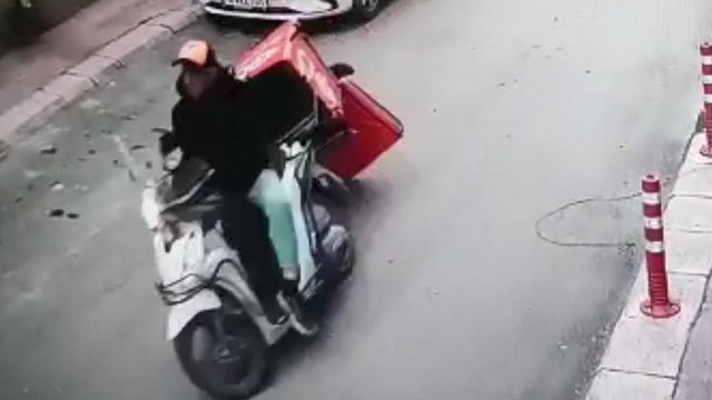 Motosikletini çalan hırsızı üzerine atlayıp yakaladı