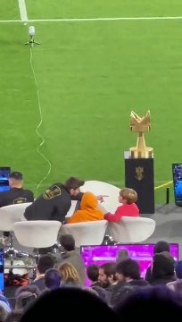Gerard Piqué junto a sus hijos, Milan y Sasha, en la final de la Kings League en el Camp Nou