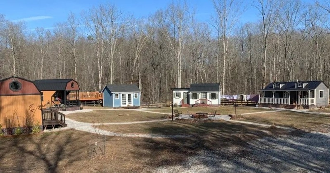 Ces parents et leur deux adolescents vivent chacun dans leur propre maison, dans un petit village privé