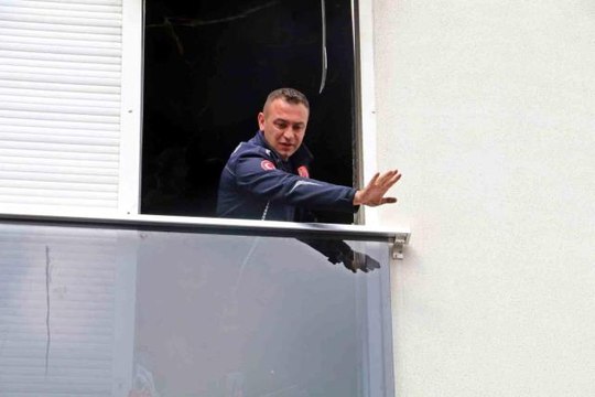 Yanan dairede mahsur kalan kedi, itfaiye ekiplerince kurtarıldı