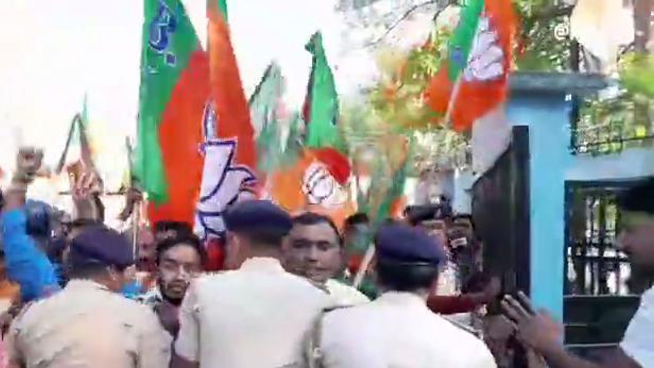 উঃ দিনাজপুর: ডিএম অফিস কর্মসুচীতে ধুন্ধুমার,এটা কি করলো পুলিশ?