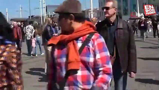 Güneşli ve sıcak havayı fırsat bilenler Taksim’e akın etti