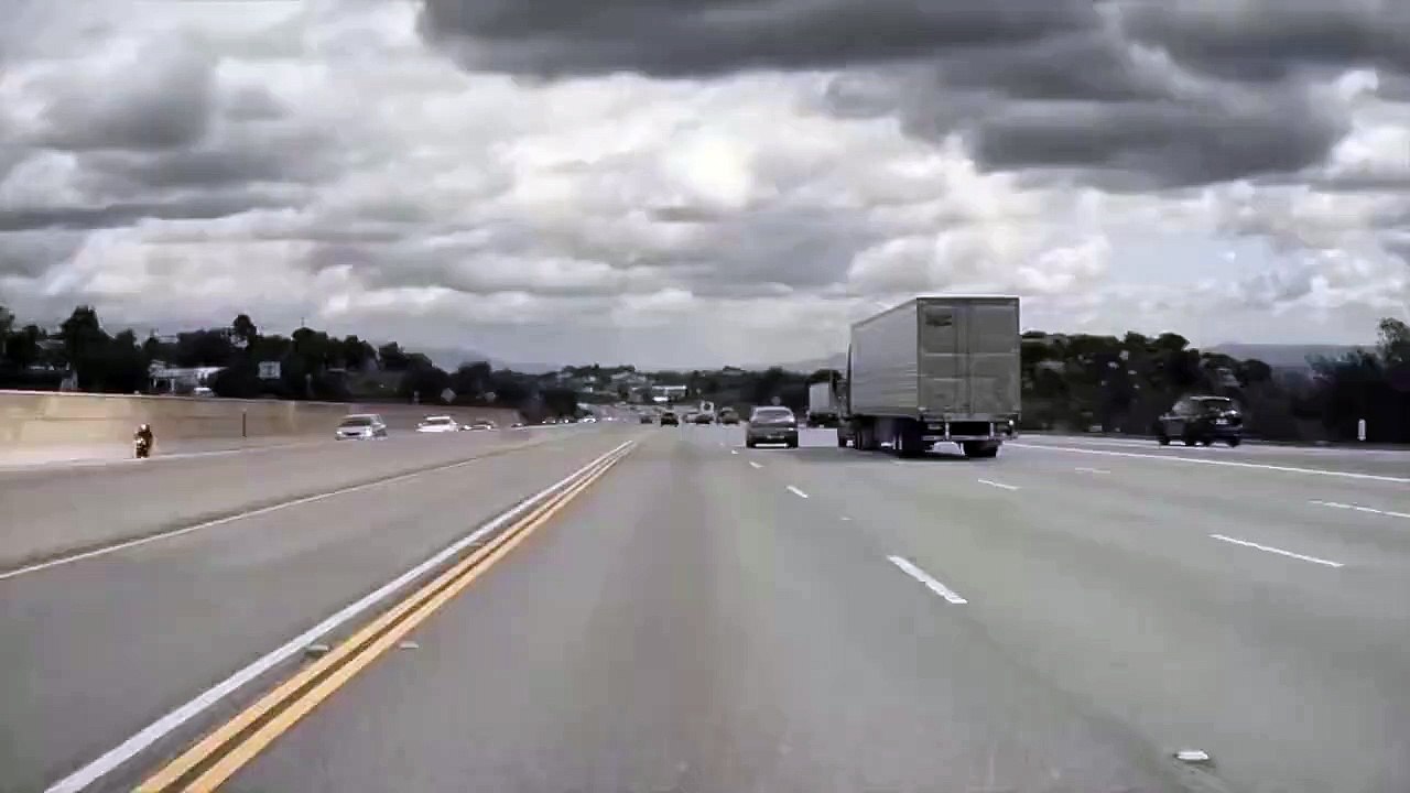 Une voiture perd une roue et provoque un accident
