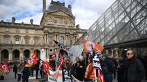 Cientos de turistas afectados por cierre de Museo del Louvre ante huelgas en Francia: “Ahorramos toda una vida para venir”