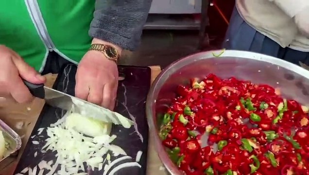 Deprem Bölgesindeki Kazanlar Afetzedeler İçin Kaynıyor