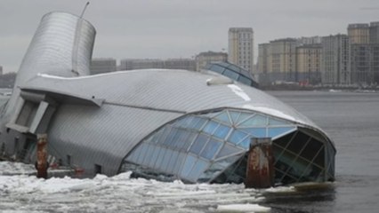 La deriva del hielo hunde un restaurante en el río Neva en San Petersburgo