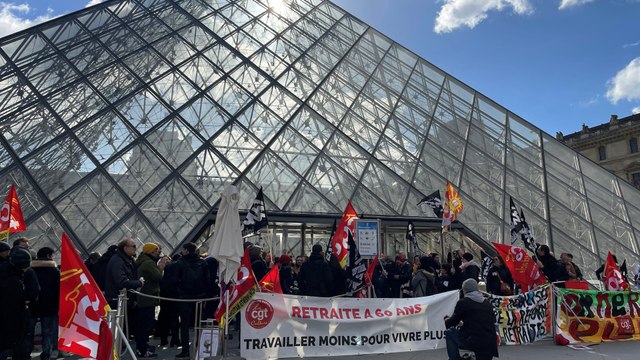 « C’est une honte », pestent des touristes bloqués devant le Louvre par des manifestants