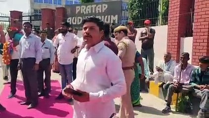 स्कूटी नहीं मिली तो महिला ने मंत्री के सामने कहाँ में यही मरूंगी,देखे वीडियो