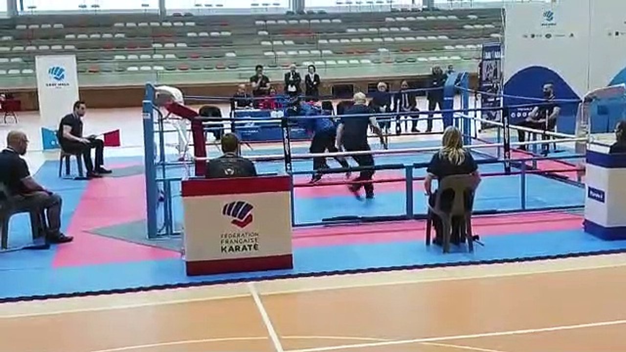 Combat Aude en bleu