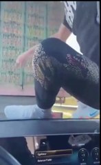 Il prend beaucoup de risques pour piquer un fruit dans un camion