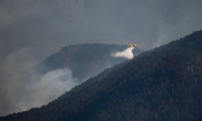El incendio de Castellón se aviva por las fuertes rachas de viento
