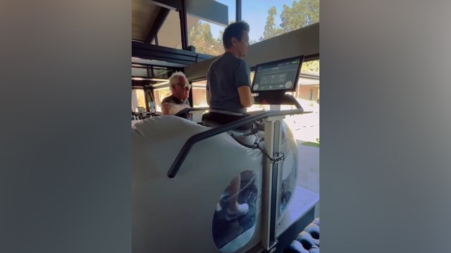 Jeremy Renner remarche pour la première fois, trois mois après son grave accident