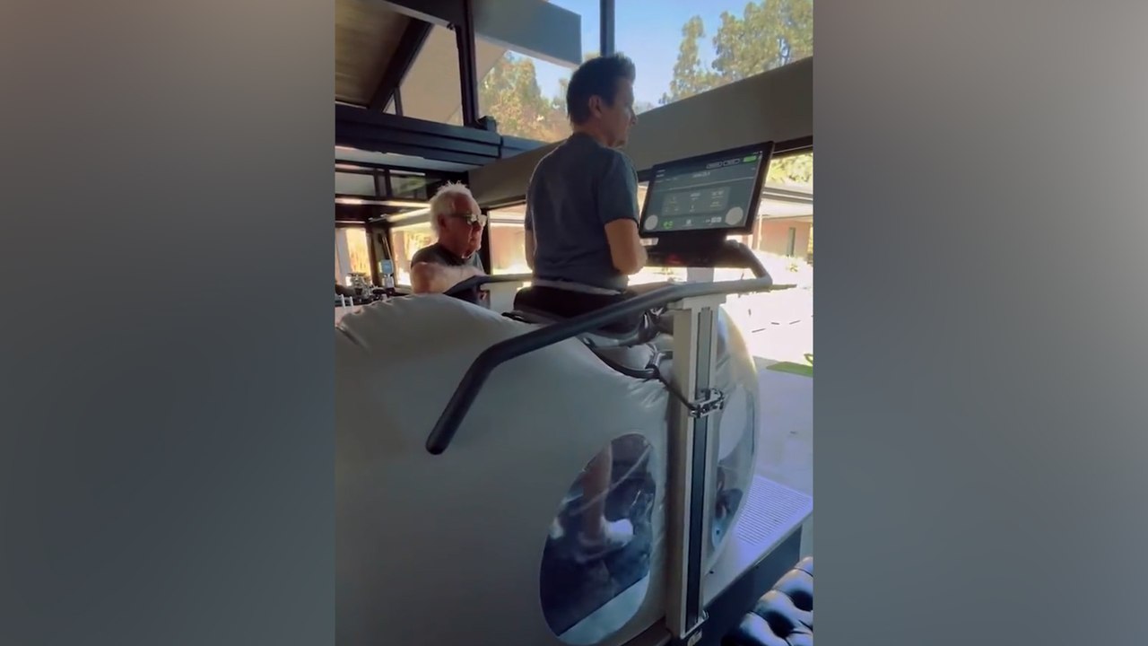 Jeremy Renner remarche pour la première fois, trois mois après son grave accident