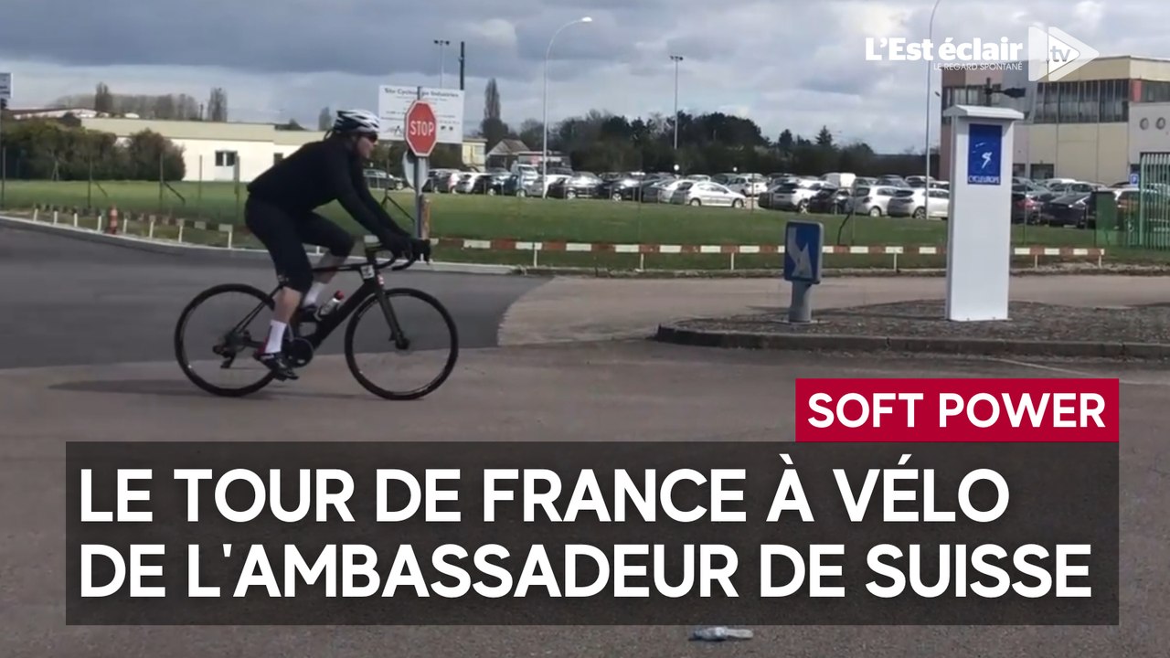 Pour son tour de France à vélo, l'ambassadeur d...