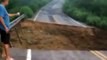 Carros caem em cratera após fortes chuvas no Ceará