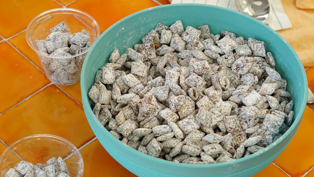 How to Make Chex Muddy Buddies