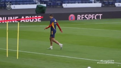 Descargar video: España toma contacto con el césped de Hampden Park